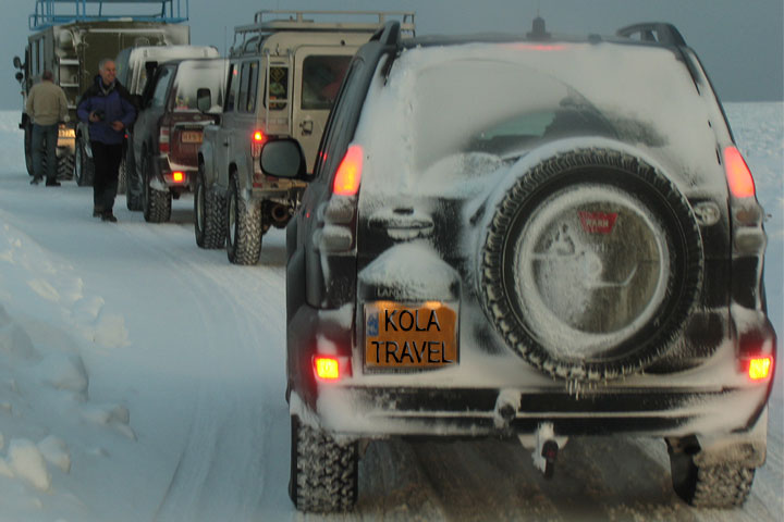Fly and Drive. Fliegen Sie nach Murmansk und fahren Sie per SUV zu den schönsten Plätzen der Kola Halbinsel! Besuchen Sie eine Saami Siida und eine Husky Farm. Fahrerfahrungen mit Motorschlitten!