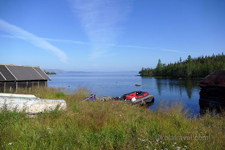Angeln Sie vom Ufer oder vom Schlauchboot aus auf dem Umbozero-See und den Flüssen der Lovozero-Tundra. Bachforelle, Äsche und Seesaibling. Aufenthalt in einem Gästehaus mit Vollpension und allen Einrichtungen