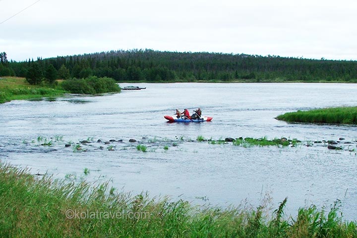 Rafting mit einem Katamaran auf dem „Umba“  vom Zentrum der Kola-Halbinsel bis zum Weißen Meer (150 km). Fünf Tage voller Action auf der längsten Wildwasserstrecke Nordwestrusslands.