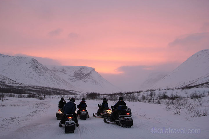 Motorschlitten Safari Motorschlittensafari Schneemobil Safari Tour Kola Halbinsel Murmansk Region russische Lappland